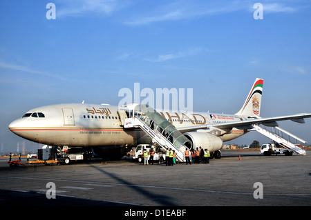 Airbus A 330 d'Etihad Airlines à l'aéroport international de Tribhuvan à Katmandou au Népal Banque D'Images