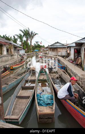 Des barques de pêche dans un ruisseau menant au lac Tondano, Sulawesi, Indonésie, Asie du Sud, Asie Banque D'Images