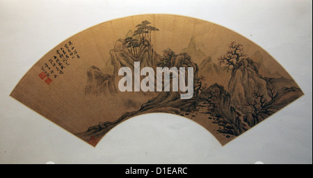 C'est une photo d'un ventilateur à main chinois ouvert qui est dans un musée en Chine. Nous pouvons voir un dessin à l'encre noire en bambou sur elle Banque D'Images