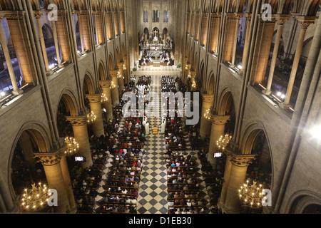 Messe dans la Cathédrale de Notre Dame, Paris, France, Europe Banque D'Images