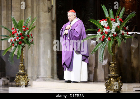 L'archevêque de Paris André Vingt-Trois dire la messe à la Cathédrale Notre Dame, Paris, France, Europe Banque D'Images