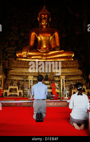 La prière dans Wat Suthat temple, Bangkok, Thaïlande, Asie du Sud-Est, Asie Banque D'Images