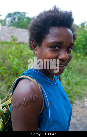 Fille locale typique avec cicatrice près de volcan, Yasur, île de Tanna, Vanuatu, Pacifique Sud, Pacifique Banque D'Images