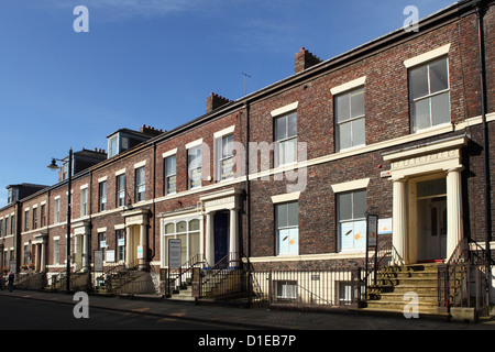 Début des maisons de ville victorienne avec terrasse, construite au milieu du xixe siècle, Sunderland, Tyne et Wear, Angleterre, Royaume-Uni, Europe Banque D'Images