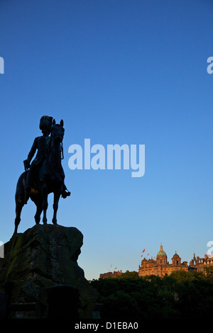 Royal Scots Greys Boer War Memorial statue équestre de Princes Street, avec le Royal Mile derrière, Édimbourg, Écosse Banque D'Images