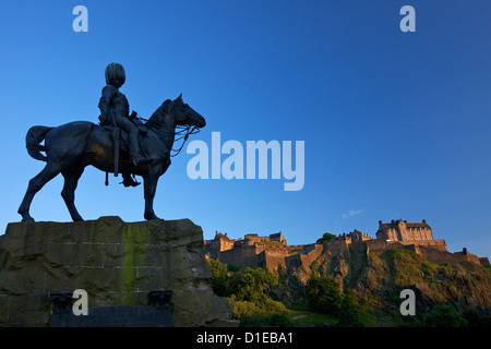 Royal Scots Greys Boer War Memorial statue équestre et le château d'Édimbourg, Edinburgh, Ecosse, Royaume-Uni, Europe Banque D'Images