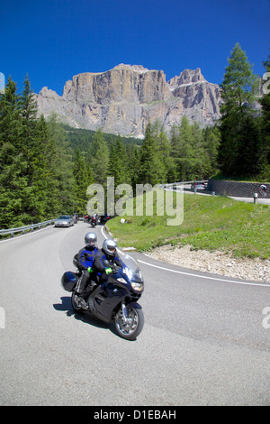 Les motocyclistes, Sella Pass, Trento et Bolzano Provinces, Dolomites, Italie, Europe Banque D'Images