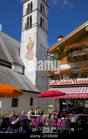 Église et cafe, Alleghe, province de Belluno, en Vénétie, Dolomites, Italie, Europe Banque D'Images