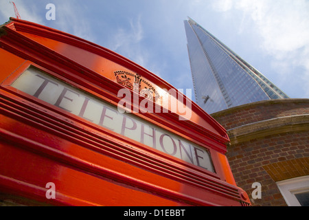 Boîte de téléphone rouge et le fragment, Londres, Angleterre, Royaume-Uni, Europe Banque D'Images