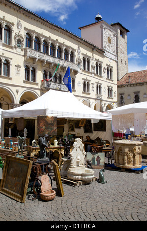 Publiez des capacités et de marché, la Piazza dei Duomo, Belluno, province de Belluno, Vénétie, Italie, Europe Banque D'Images