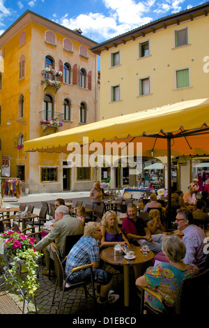 Cafe et la population locale, Piazza Mercato, Belluno, province de Belluno, Vénétie, Italie, Europe Banque D'Images