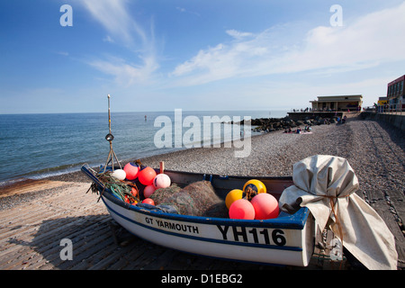 Bateau de pêche sur la plage de galets à Sheringham, Norfolk, Angleterre, Royaume-Uni, Europe
