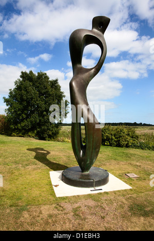 Formulaire de l'intérieur grande sculpture de Henry Moore au Snape Maltings, Suffolk, Angleterre, Royaume-Uni, Europe Banque D'Images