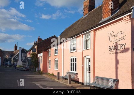 Boulangerie dans un bâtiment rose de Suffolk sur Rue de la pompe, Orford, Suffolk, Angleterre, Royaume-Uni, Europe Banque D'Images