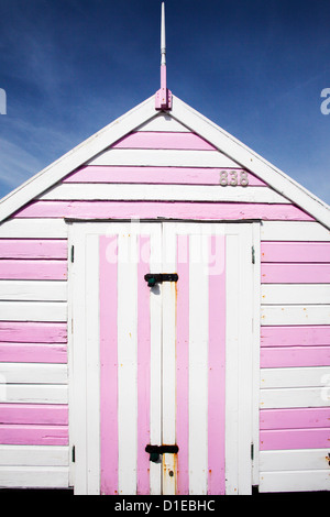 Rose et blanc à rayures beach hut, Felixstowe, Suffolk, Angleterre, Royaume-Uni, Europe Banque D'Images