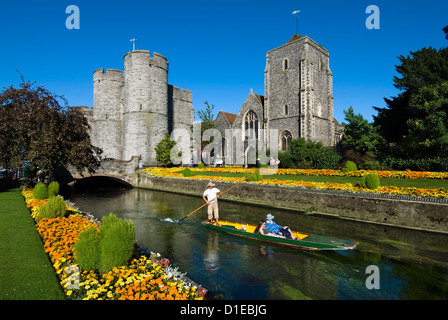 Punt en face du Westgate, Canterbury, Kent, Angleterre, Royaume-Uni, Europe Banque D'Images