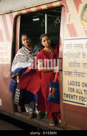 L'heure de pointe dans le Victoria Terminus (Gare Chhatrapati Shivaji), Mumbai (Bombay), Maharashtra, Inde, Asie Banque D'Images