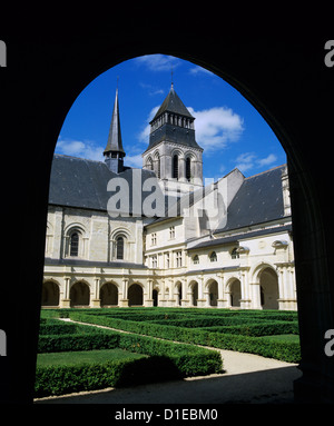 Voir à travers les cloîtres de l'église abbatiale, l'Abbaye de Fontevraud Fontevraud), Fontevraud, Pays-de-la-Loire, France Banque D'Images