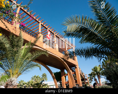 Un pont traversant le funiculaire de l'hôtel Hilton Sharm Cascade Resort, Sharm El Sheikh, Egypte Banque D'Images