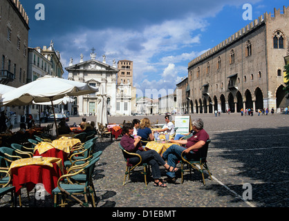 Scène dans le café avec Piazza Sordello le Palazzo Ducale et Duomo, Mantoue, Lombardie, Italie, Europe Banque D'Images