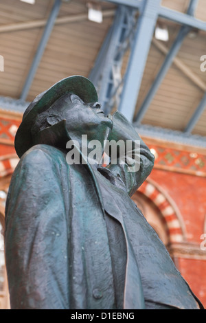 La statue de Sir John Betjeman à St Pancras International à Londres, Angleterre, Royaume-Uni, Europe Banque D'Images