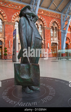 La statue de Sir John Betjeman à St Pancras International à Londres, Angleterre, Royaume-Uni, Europe Banque D'Images