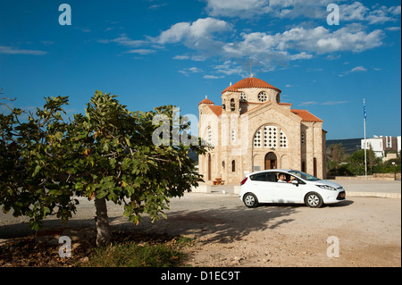 Église Agios Georgios se trouve sur la falaise nord de Coral Bay Chypre Banque D'Images