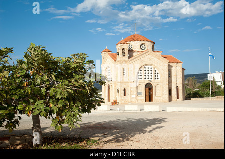 Église Agios Georgios se trouve sur la falaise nord de Coral Bay à Agios Georgios Pegeias Chypre Banque D'Images