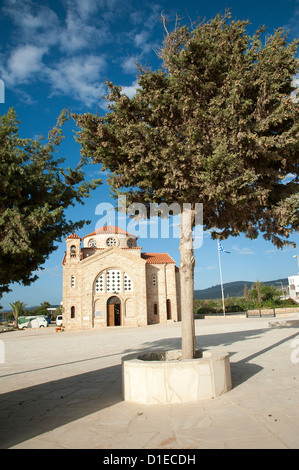 Église Agios Georgios se trouve sur la falaise nord de Coral Bay à Agios Georgios Pegeias Chypre Banque D'Images