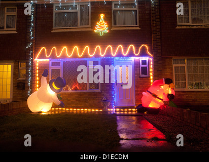 L'avant d'une maison en Angleterre, richement ornée de décorations de Noël. Banque D'Images