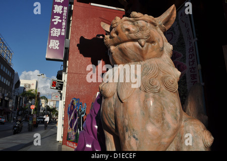 Naha (Okinawa, Japon), le long de la statue Shisa Kokusai-dori Banque D'Images