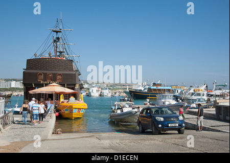 Karousos Beach et le quartier du port à Agia Napa près de Famagouste Chypre location de bateau jour tire la remorque du port Banque D'Images