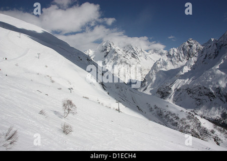 Montagne en hiver, les pistes de ski d'hiver du Caucase, Chelyabinsk, Russie Banque D'Images