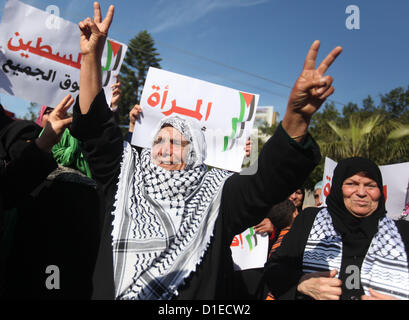 18 décembre 2012 - La ville de Gaza, bande de Gaza - chant des femmes palestiniennes au cours d'une protestation des slogans appelant à l'unité et à la fin des divisions internes. (Crédit Image : © Majdi Fathi/APA Images/ZUMAPRESS.com) Banque D'Images