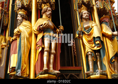 Gros plan du quartier gothique des statues de la fontaine ( Schroner Bruner la belle fontaine ), Nurnberg Allemagne Banque D'Images