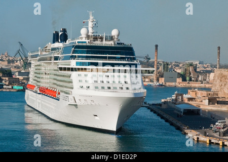 Le navire de croisière Celebrity Silhouette entrer dans son port d'attache de Grand Harbour, Malte Banque D'Images