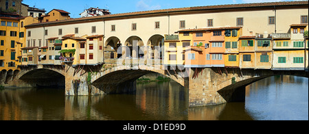 Vue panoramique sur la cité médiévale Le Ponte Vecchio (Vieux Pont) traversant le fleuve Arno hiostoric dans le centre de Florence Banque D'Images