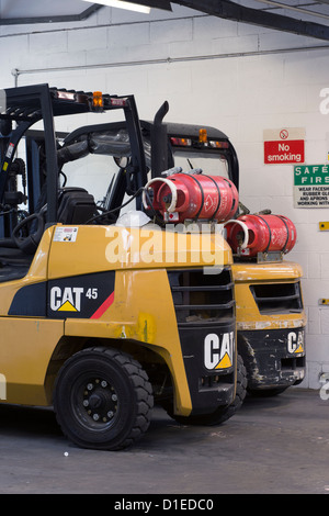 Gaz Propane cannisters sur les chariots élévateurs. Banque D'Images