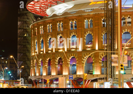 Torero Arena à Barcelone avec des lumières autour de Banque D'Images