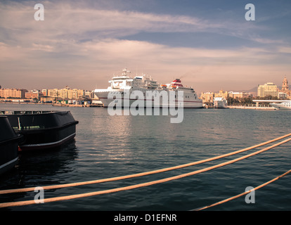 Bateau de croisière amarré dans le port de Malaga, Espagne Banque D'Images