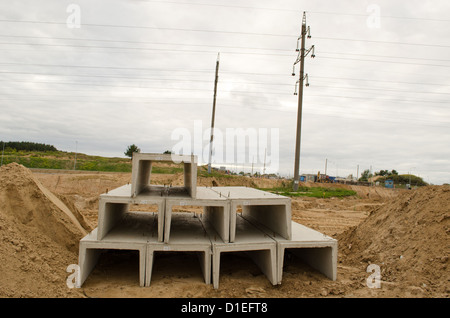 Matériaux utilisés dans la construction routière travaux publics. Les blocs de béton entre sable et de moule. Banque D'Images