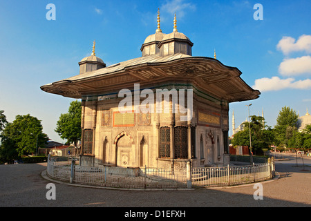 La fontaine du Sultan Ahmed III à la place en face de la porte impériale de Palais Topkapi Palace à Istanbul, Turquie. Banque D'Images