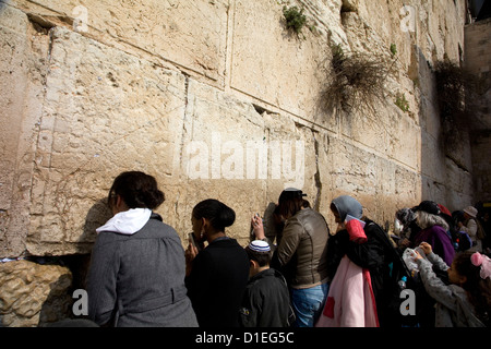 Femme en prière au Mur Occidental ou Mur des lamentations, Jérusalem, Israël. Banque D'Images