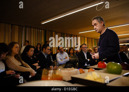 14/12/12 chef Ferran Adria fait parler à Tondeluna restaurant, Logroño, La Rioja, Espagne. Banque D'Images