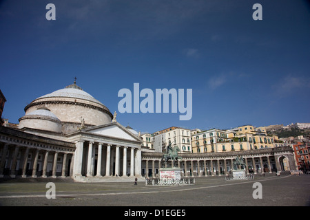 L'église de San Francesco di Paolo dans la Piazza del Plebiscito, qui est la place principale de la ville de Napoli, Naples, Italie. Banque D'Images