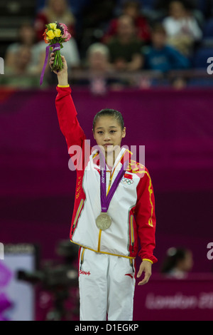 Lu Sui (RCS) gagnant de la médaille d'argent chez les femmes de la poutre lors de la Finale des Jeux Olympiques de 2012, Londres, Angleterre. Banque D'Images