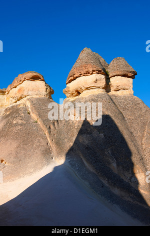 Des formations de roche volcanique de Cappadoce Turquie touffe Banque D'Images