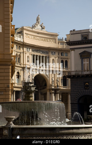 Fontaine en face de l'entrée principale de la Galleria Umberto 1, Naples, Italie. Banque D'Images