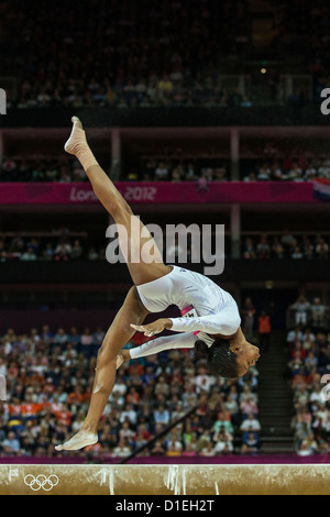 Gabrielle Douglas (USA) en compétition durant les Women's Poutre au final des Jeux Olympiques d'été de 2012, Londres, Angleterre. Banque D'Images