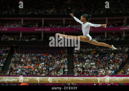 Gabrielle Douglas (USA) en compétition durant les Women's Poutre au final des Jeux Olympiques d'été de 2012, Londres, Angleterre. Banque D'Images